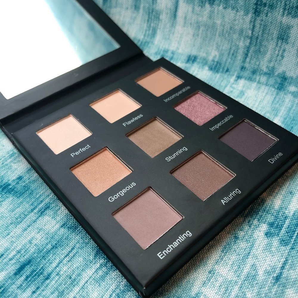 RealHer Play Book Shadow Palette